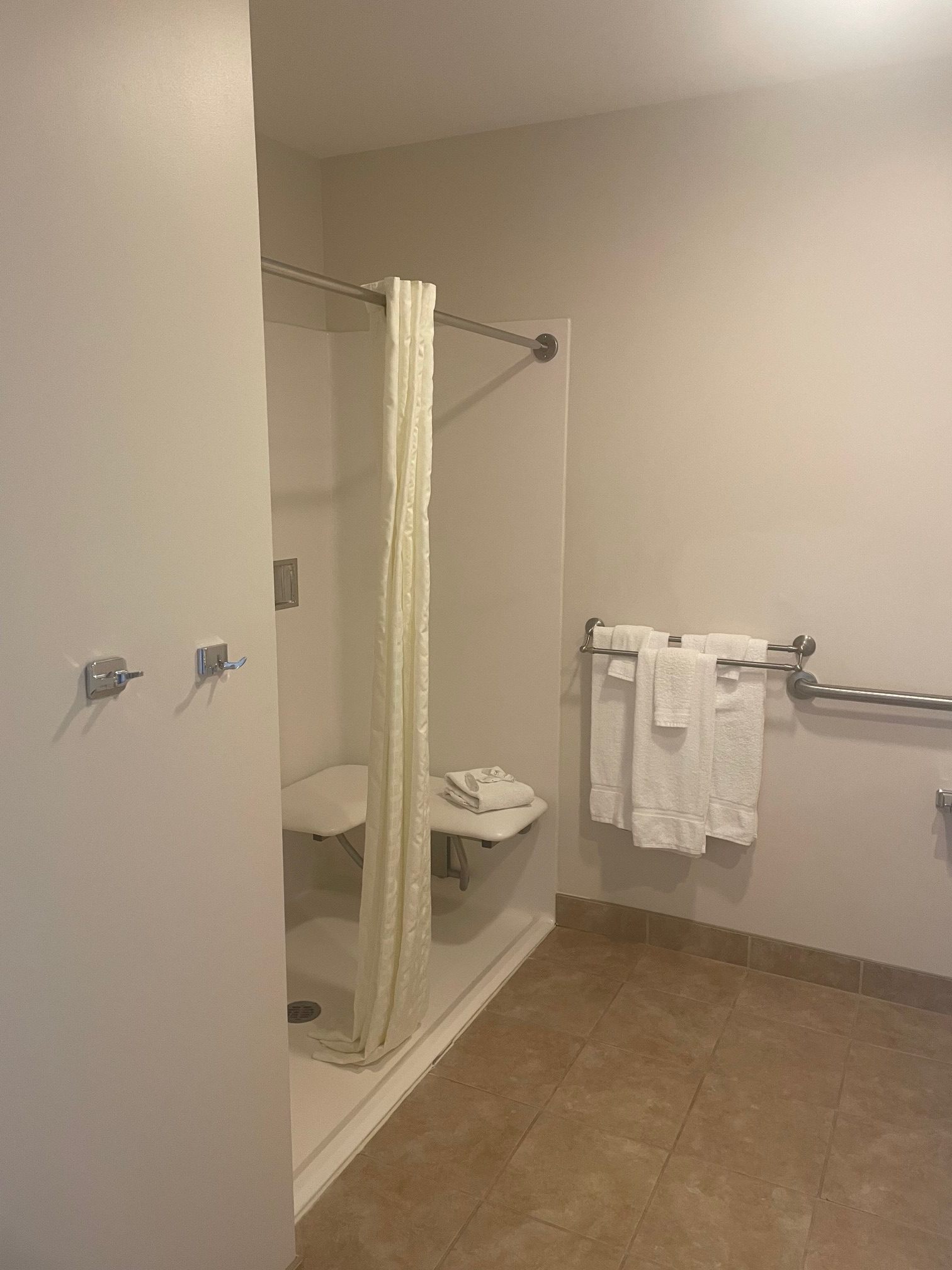 bathroom-shower-canyon-motel-ada