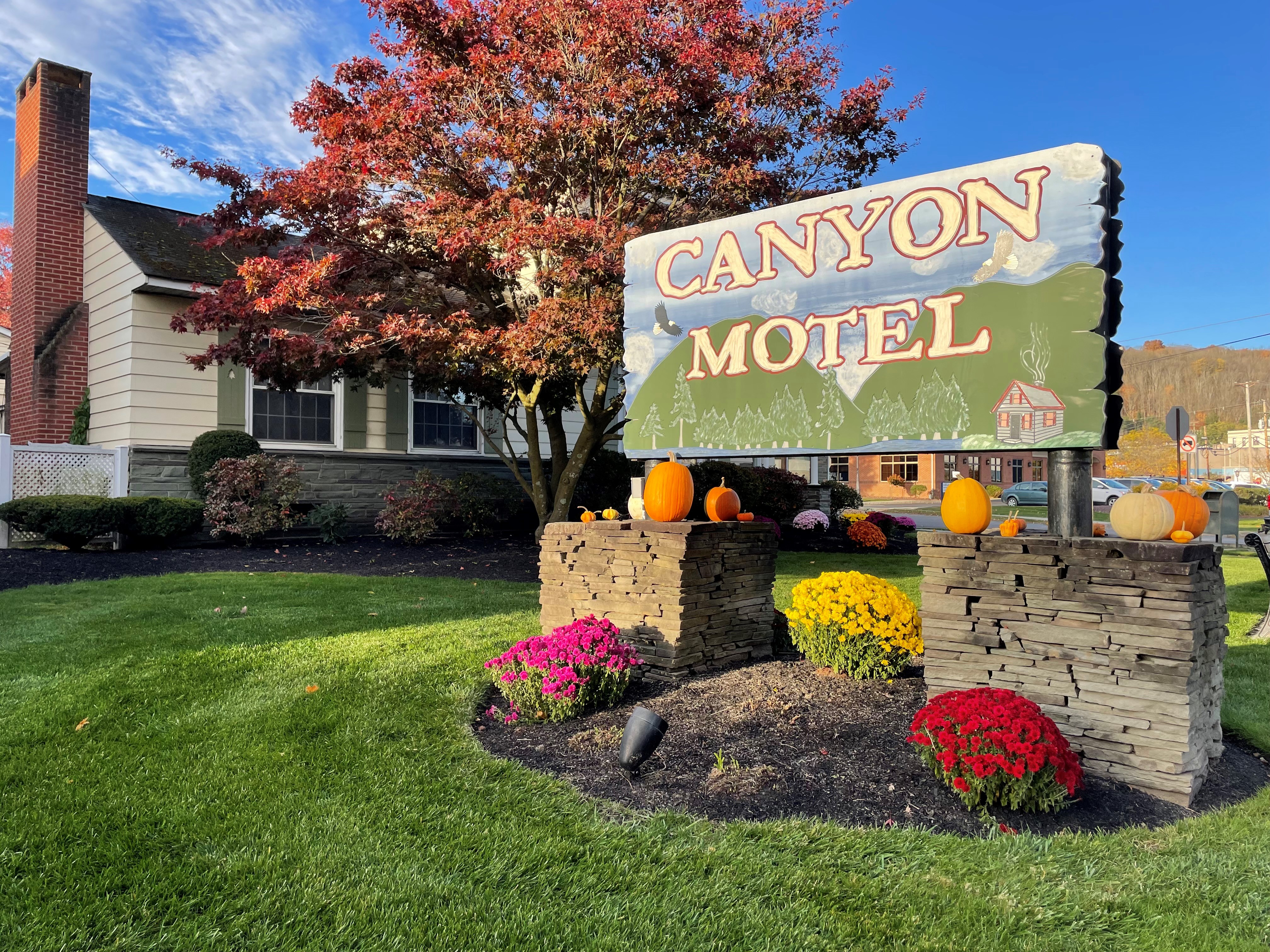 canyon-motel-sign-exterior-home-page